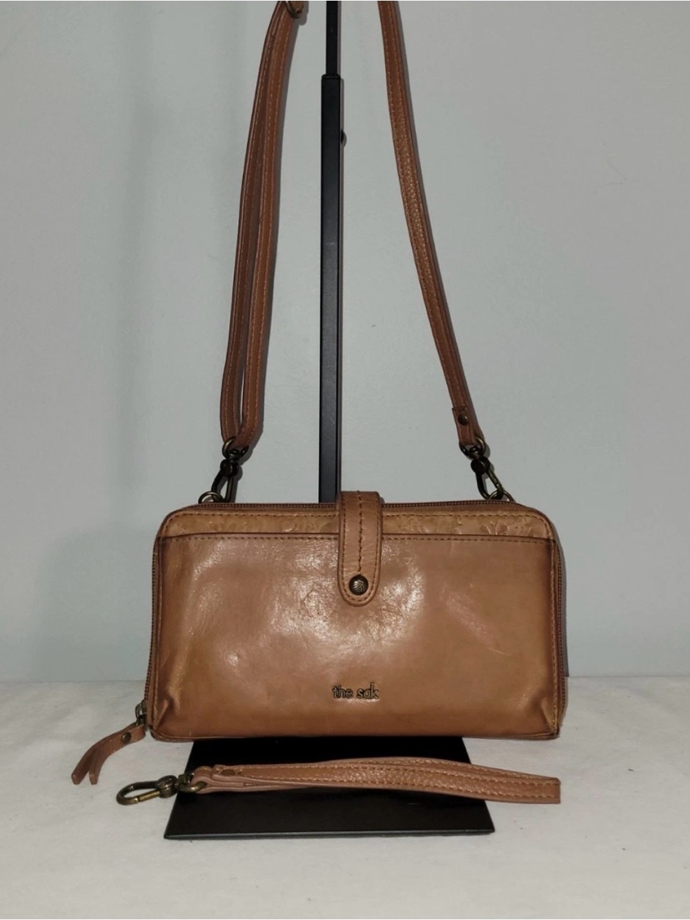 The Sak Iris Smartphone Crossbody Bag Wallet Wristlet Brown Leather Convertible